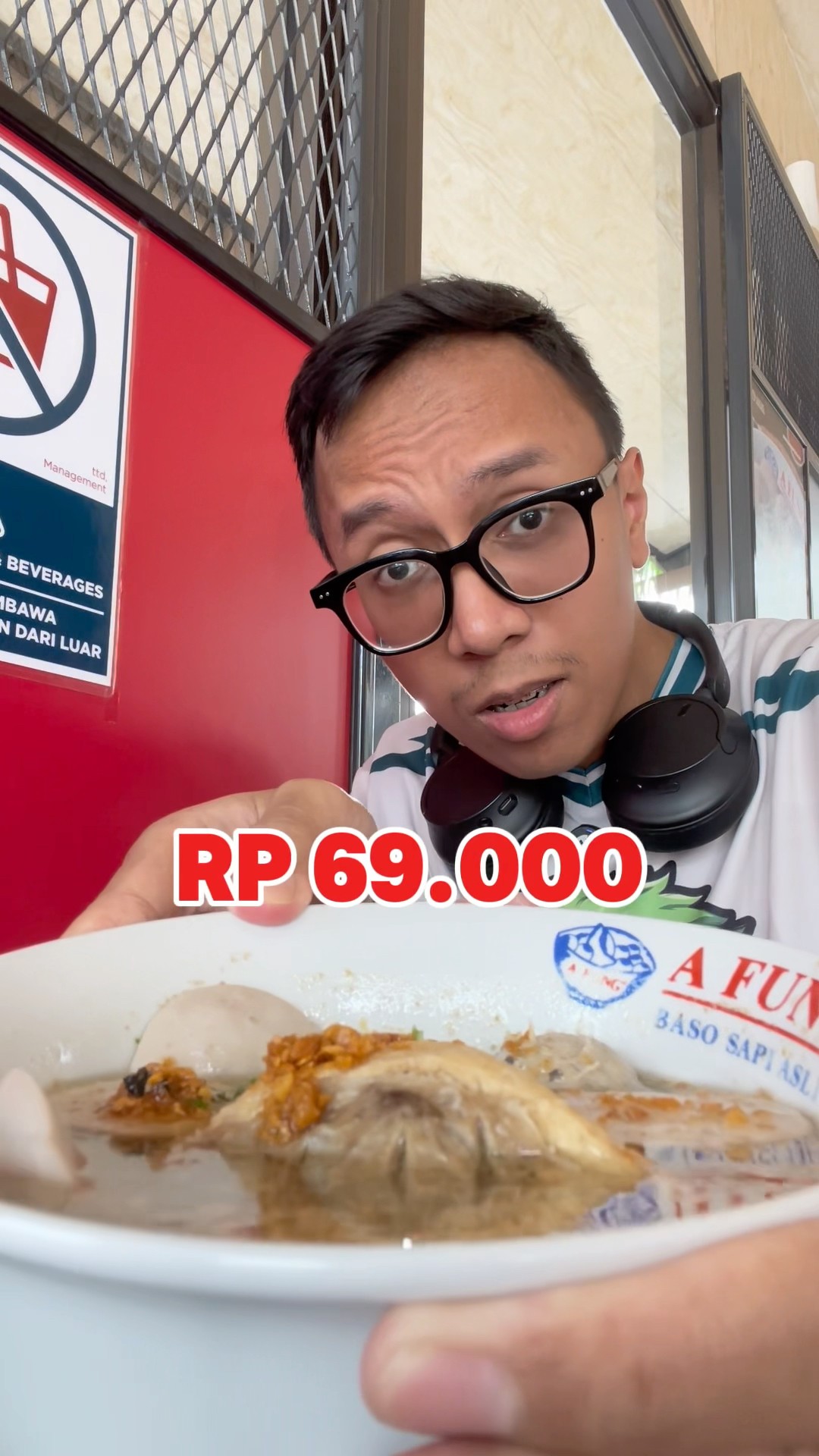 Mau yang cozy di restoran atau seru di kaki lima? Dua-duanya punya pesonanya sendiri, yuk eksplor! 🍜✨