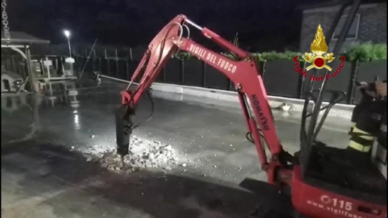 Cagnolino intrappolato in una tubatura, i Vigili del fuoco salvano il piccolo Teddy