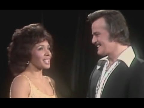 Shirley Bassey - You Don't Bring Me Flowers (Duet w/ Robert Goulet) (1982 Live)