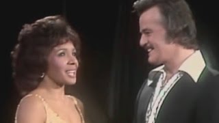 Shirley Bassey - You Don't Bring Me Flowers (Duet w/ Robert Goulet) (1982 Live)