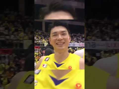 【バスケ】劇的勝利後にカメラにアピールする選手たちが可愛い😂