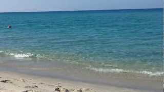 preview picture of video 'Mare in Calabria: spiaggia di Torre Marino vicino a Tropea.'