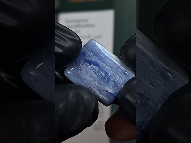 حجر كيانيت طبيعي مفحوص و موثق بشهادة مختبر