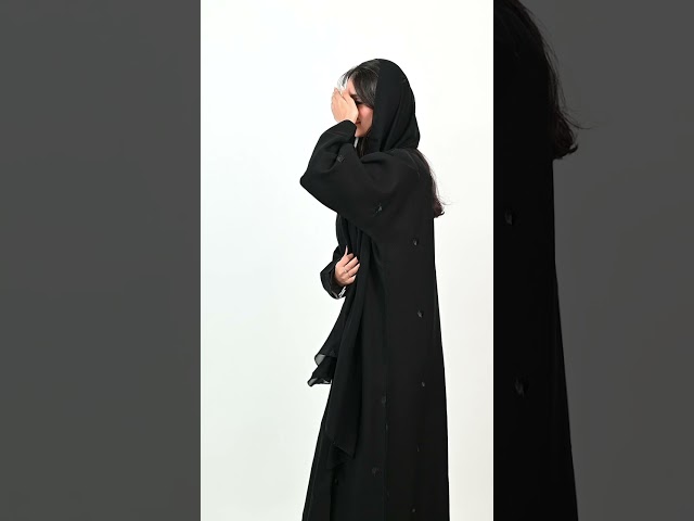 عباية كريب مطرز اسود