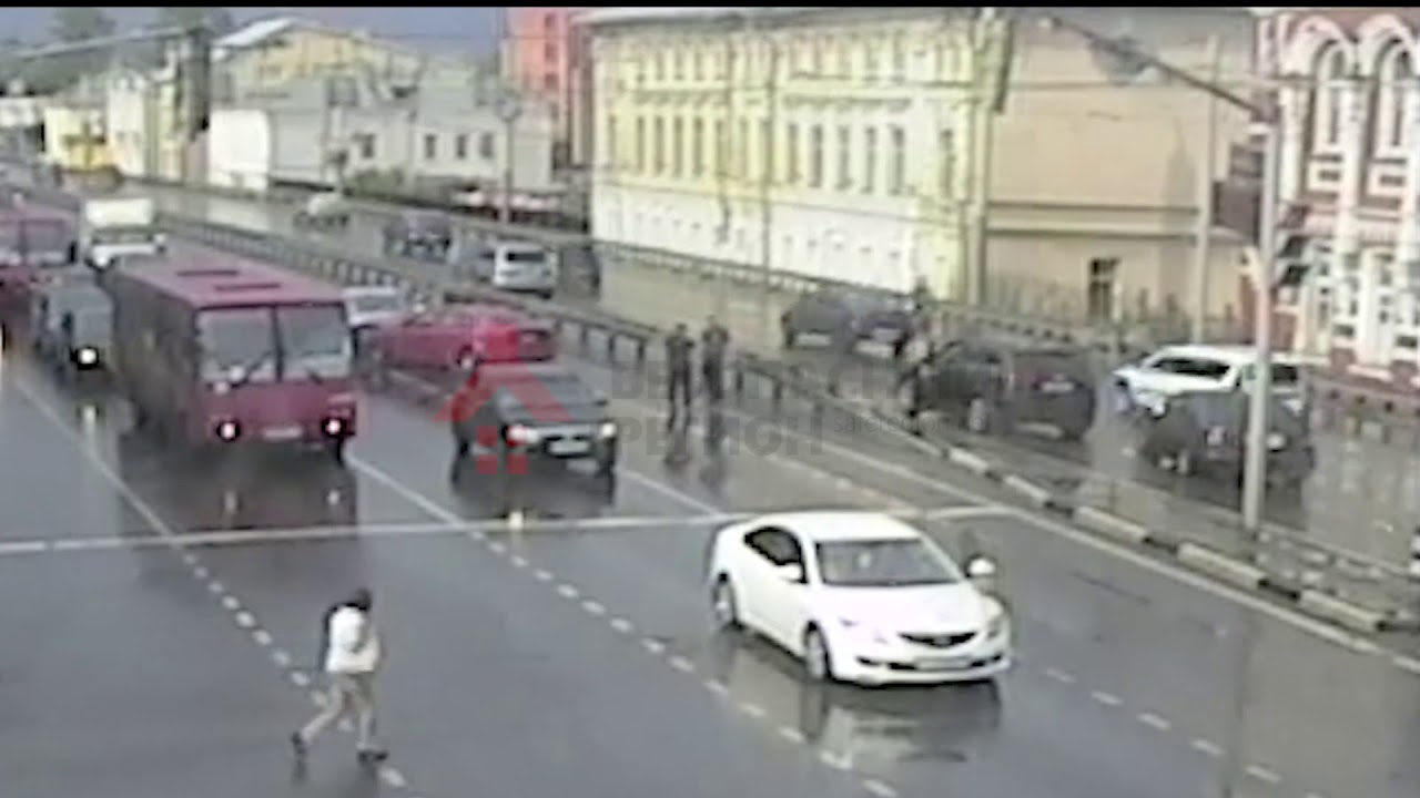 Автомобиль вытолкнули через разделитель на встречку в Ярославле