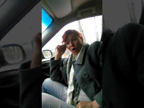 Пьяная женщина угрожает таксисту