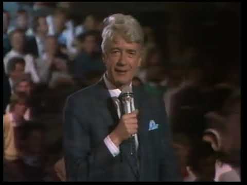 Eurovision 1960 - Netherlands:  Rudi Carrell  & ESC backing vocals -  Wat een geluk (Live 1985)