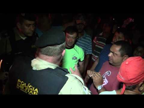 Moradores fecham a rodovia MG 459