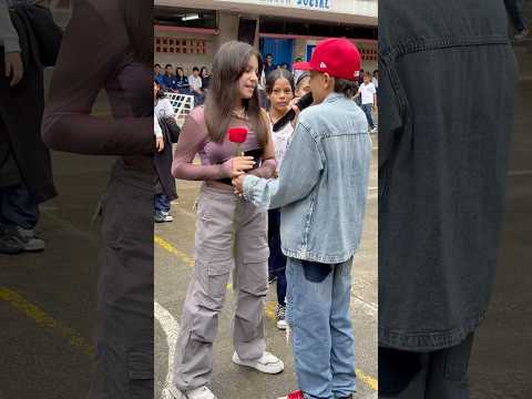 Este año volveremos a regalar rosas en los colegios de Medellín #julda #mexico #colombia #medellin