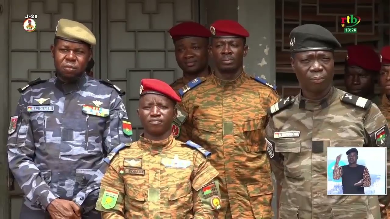 Plus de 2000 battons explosifs et des équipements Militaires saisis par la Douane, remis à l’Armée