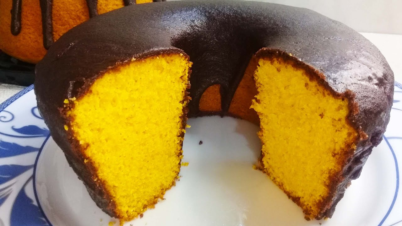 Essa CASQUINHA CROCANTE DE CHOCOLATE envolvendo esse BOLO DE CENOURA FOFINHO é tudo de bom!