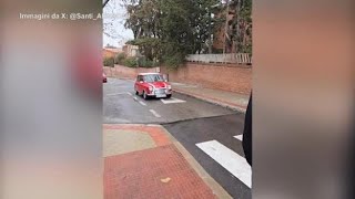 Meloni a Madrid ospite del leader di Vox, Abascal: sui social alla guida di una Mini