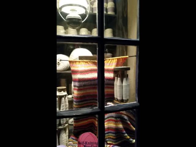 Vídeo relacionado con Sihir Dükkani Wizarding World Harry Potter - Bufanda de serpiente, azul, Talla única