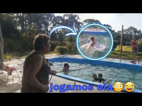 Esse vídeo saiu do controle *jogamos ela na piscina😂*