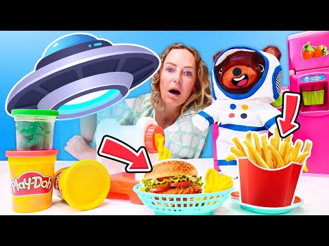 Knete Video mit Nicole für Kinder. Cheeseburger und Pommes aus Play Doh für den Astronauten-Bären