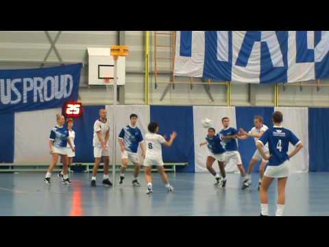 20081129 De Meeuwen-OVVO/De Kroon - Hanneke Bolleman scoort vrije bal voor De Meeuwen