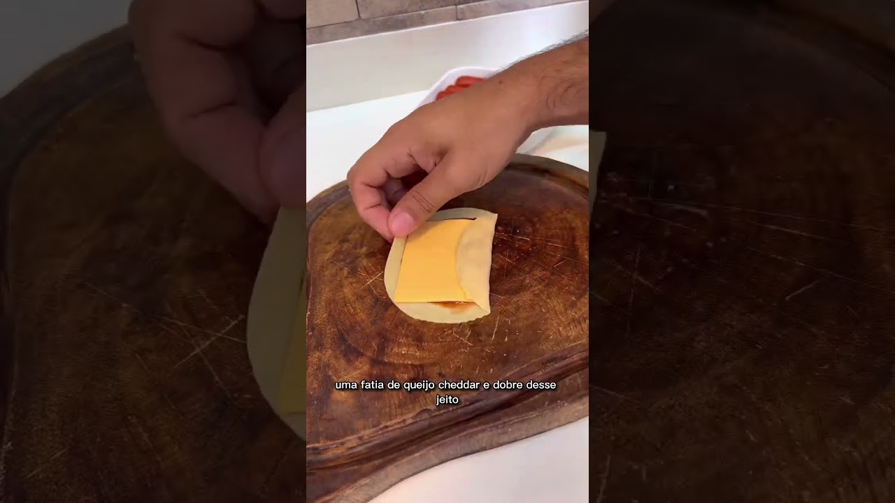 Enroladinho de salsicha na massa de pastel