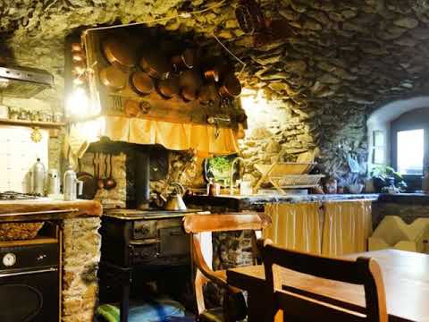 Etroubles, suggestivo rustico in pietra con giardino