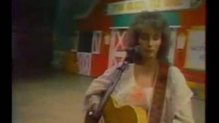 Emmylou Harris - To Daddy (singing to Johnny Hallyday) in 1984