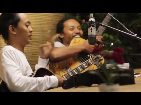 Fajar Merah ft. Kabul Ark - Molor Lagi (LIVE at Warung Kangkang's Malang)
