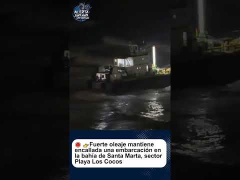 Fuerte oleaje mantiene encallada una embarcación en la bahía de Santa Marta, sector Playa Los Cocos