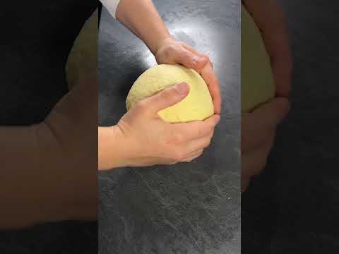 Pizza di Pasqua: un cuore di formaggio in una crosta dorata che aspetta solo di essere condiviso. 🐣✨