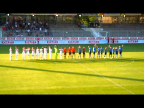 Vfb Stuttgart 2 - 1.FC Saarbrücken 1:1 - 19.08.2011. Der Einlauf der Mannschaften.