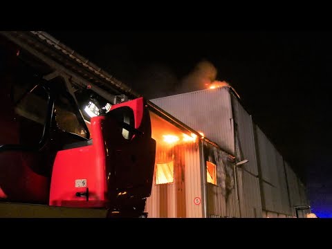 Feuerwehr Großeinsatz in Waggon-Werkhalle (LHTV / CHTV)
