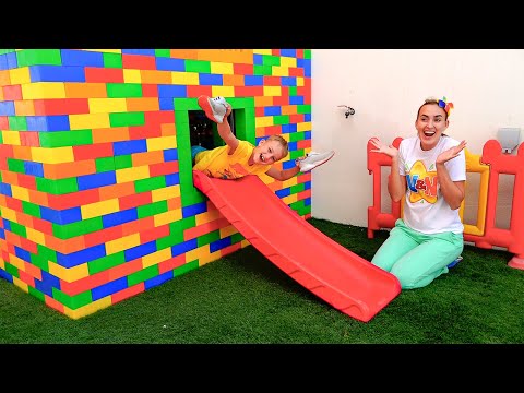 Mama hilft Vlad und Niki beim Bau eines Kinderspielhauses