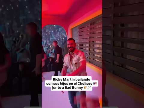 #RickyMartin bailandocon sus hijos en el Choliseo 🇵🇷junto a #BadBunny 🎉🎶