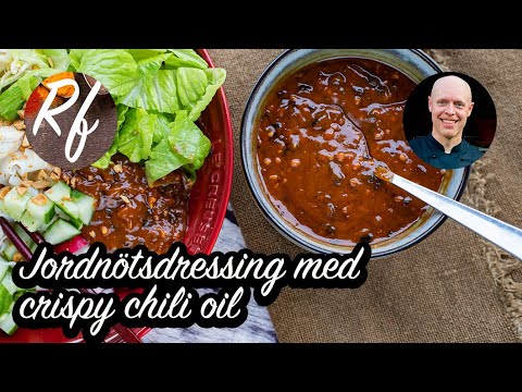 Jordnötsdressing med crunchy jordnötssmör, knaprig och het crispy chili oil, sesamolja, råsocker, svart vinäger, vitlök samt soja.>