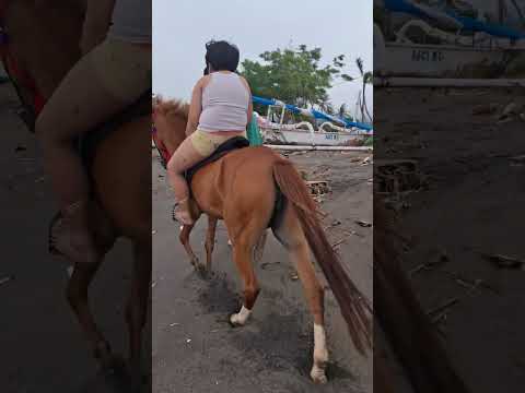 Rayya naik kuda di pantai tanjung bias lombok