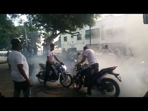 Quemando Gomas en nombre de nuestro hermano Manuel. Moto Republica Dominicana