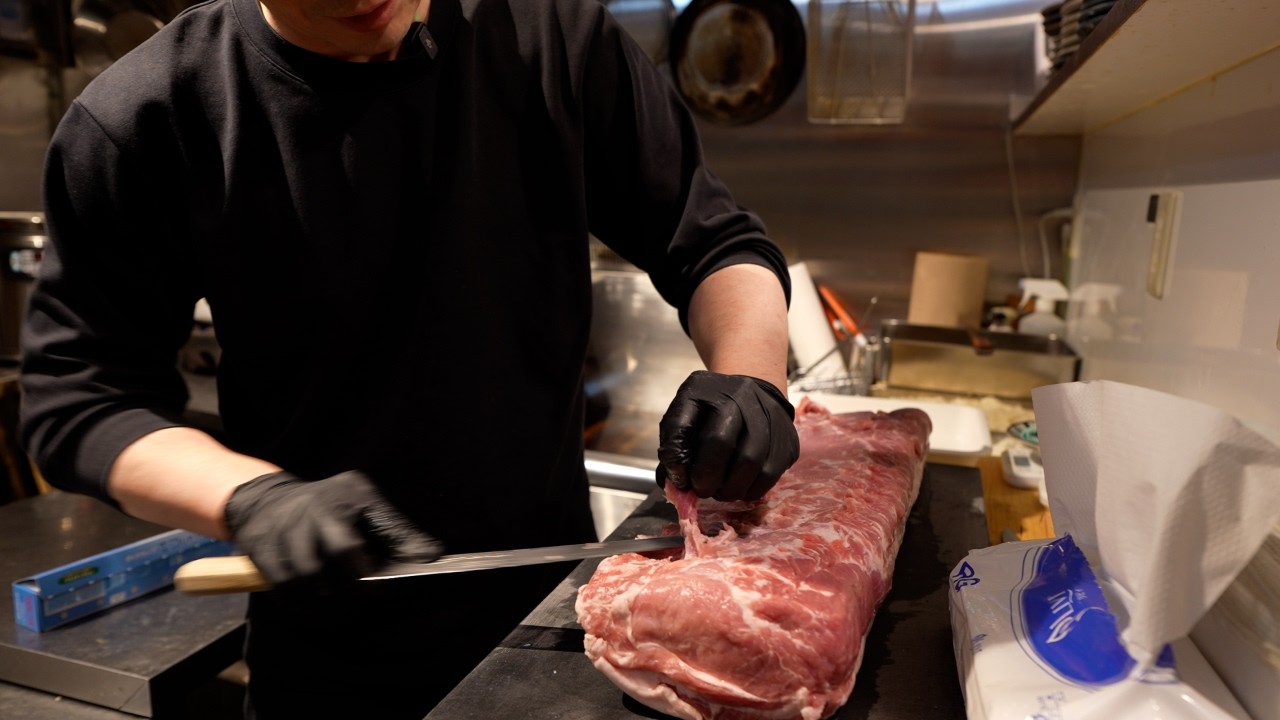 「本当は300円上げたい…」サラリーマンの昼飯の限界に挑む店主の葛藤。一品一品きっちりと仕上げる、さっぱりとした旨味の極致【大阪・とんかつ井戸枩】