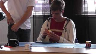 preview picture of video 'David Johnsson löser Rubiks kub (från Vårgårda open 2011)'