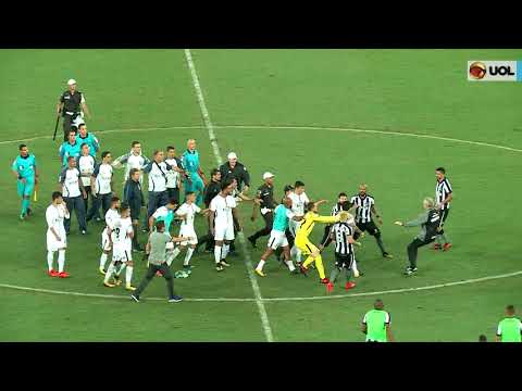 Jogadores de Botafogo e Corinthians se envolvem em confusão após jogo