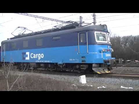 ČDC 123 018-4 Uhelka s nákladním vlakem u železničního přejezdu AŽD 6525+pozdrav