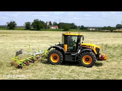 4k Hay harvest 2023 - D.E. Keeble's JCB Fastrac 4220 with their Claas Volto 800 tedder in Suffolk