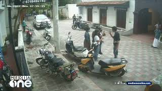പെൺകുട്ടികളെ കമന്റടിച്ചു; കൊച്ചിയിൽ യുവാക്കൾ തമ്മിൽ കൂട്ടത്തല്ല്‌... CCTV | Fort Kochi