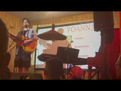 Yoann31 qui chante Over me a Trois-pistoles le 06 juillet 2023 pendant son lancement