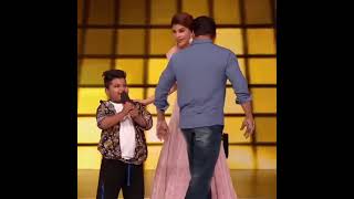 Download lagu jine ke hai chaar din | #salmankhan fun with dancer kid on stage of #dancediwane junior mp3