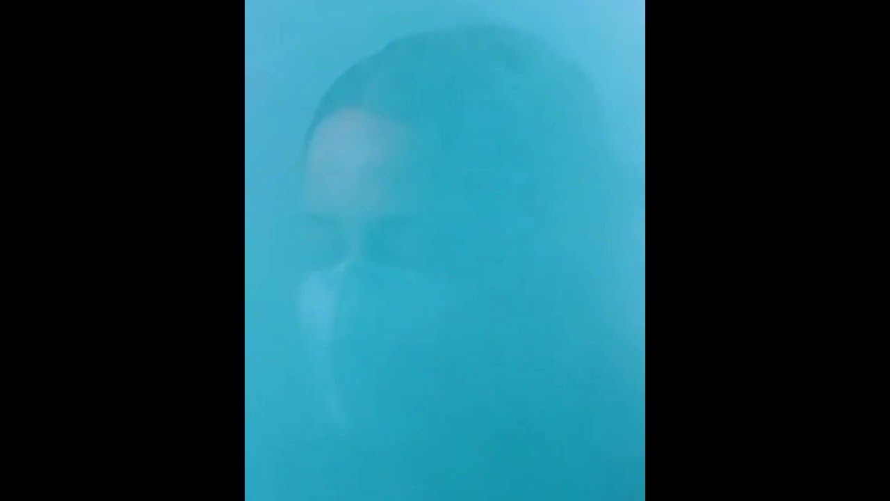 Atriz LEANDRA LEAL mostra como a máscara impede a absorção do coronavírus