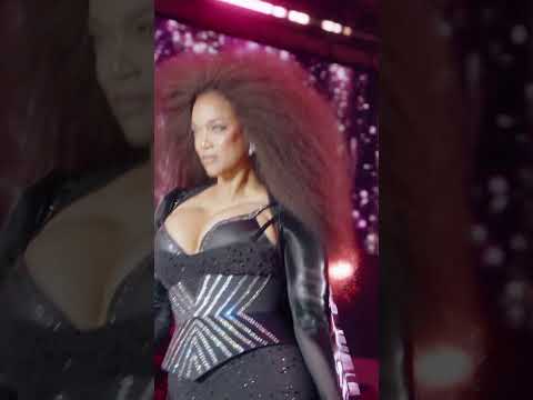 Tyra Banks made her return to the Runway (and the Victoria’s Secret family) after nineteen years.