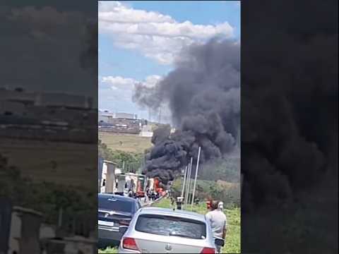 Acidente causa interdição total na Dutra em Pindamonhangaba nesta quarta-feira