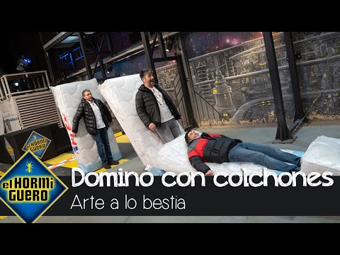 Marron hace realidad el efecto dominó humano con 200 colchones por las instalaciones - El Hormiguero