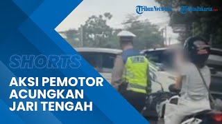 Video Polisi Diacungi Jari Tengah oleh Pemotor Wanita, Diduga seusai Ditegur karena Tak Pakai Helm