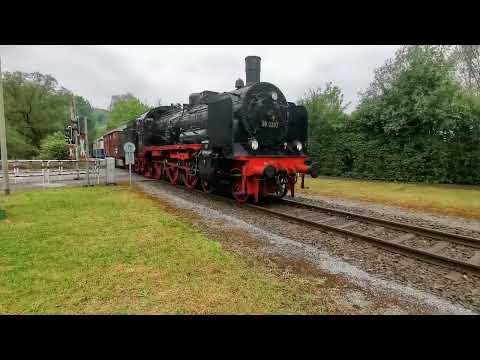 Sonderzug vom Eisenbahnmuseum Bochum mit 38 2267 auf der Ruhrtalbahn