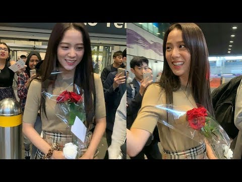 "JISOO ACCEPTING THE ROSES IS A WIN FOR ALL OF BLINKS " , Jisoo arrived in London #Jisoo #Blackpink