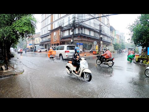 Phnom Penh Heavy Rain Walking Tour | Cambodian Street Food