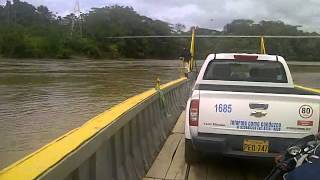 preview picture of video 'Cruce del Río Aguarico en gabarra cerca de Dureno, Sucumbíos'